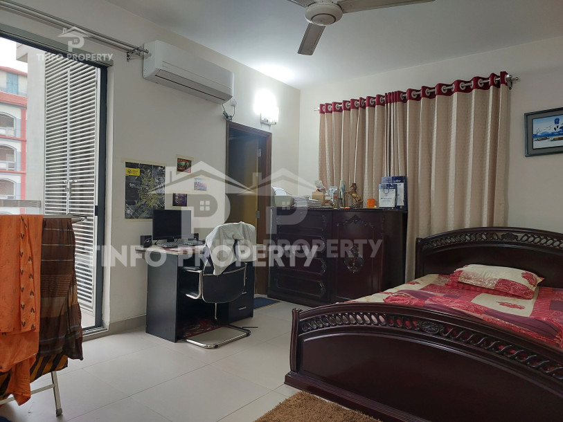 2500 sft Flat Rent with Parking at Dhanmondi-2